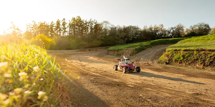 Jízda ve speciálně upravené závodní buggy: 10 kol na uzavřené trati