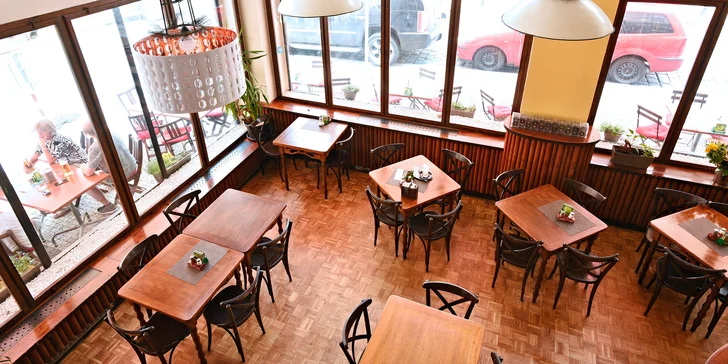 Interiér restaurace navrhl a realizoval designér Václav Kunc a výtvarné sdružení Ozdobená příroda.