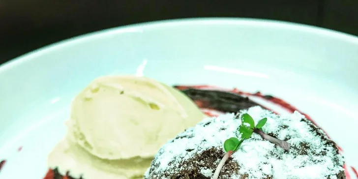 Tříchodové menu pro 2 osoby U Nouzů: kulajda, vepřová kotleta i čokoládový dortík