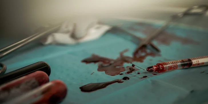 Úniková hra Dr. Anděl pro 2–5 hráčů: dostaňte se ze spárů šíleného doktora