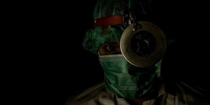 Úniková hra Dr. Anděl pro 2–5 hráčů: dostaňte se ze spárů šíleného doktora