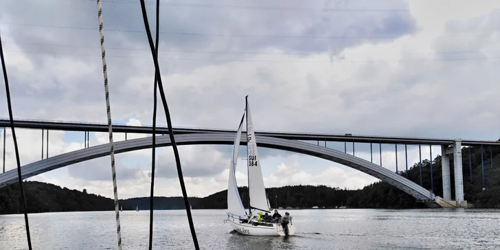 Pohoda na vodě: pronájem jachty na Orlíku na 1–5 dní až pro 4 osoby
