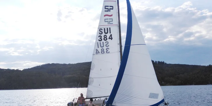 Pohoda na vodě: pronájem jachty na Orlíku na 1–5 dní až pro 4 osoby