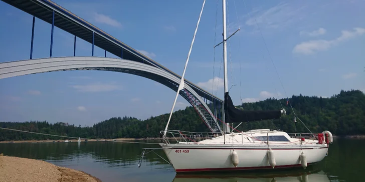 Pohoda na vodě: pronájem jachty na Orlíku na 1–5 dní až pro 4 osoby