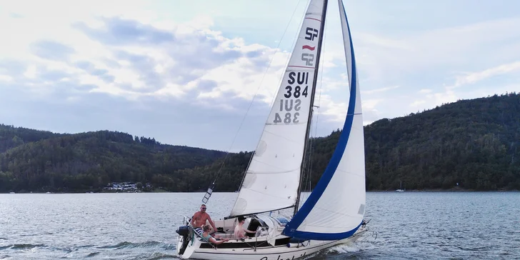 Pohoda na vodě: pronájem jachty na Orlíku na 1–5 dní až pro 4 osoby