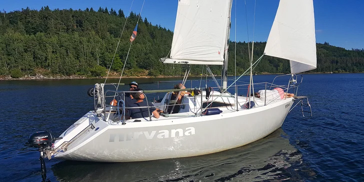 Pohoda na vodě: pronájem jachty na Orlíku na 1–5 dní až pro 4 osoby