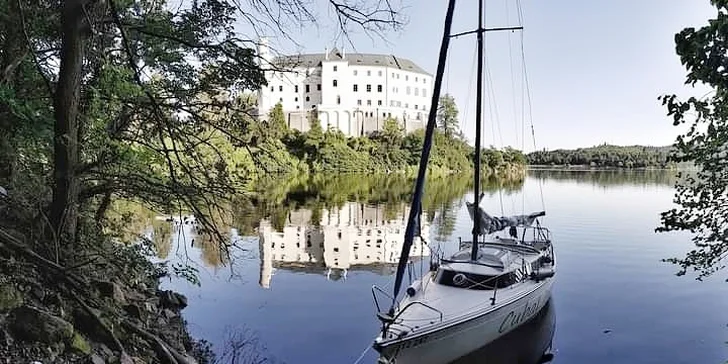 Pohoda na vodě: pronájem jachty na Orlíku na 1–5 dní až pro 4 osoby