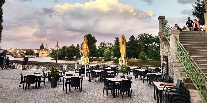 Až 2000 Kč na cokoliv v Bistru Kampa: sendviče, mořské plody, gyoza knedlíčky i saláty
