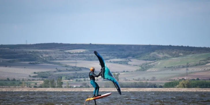 Kurz wing-boardingu na longboardu nebo kolečkových bruslích: příprava na jízdu na vodě