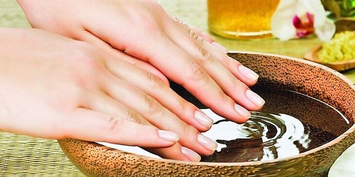 Japonská manikúra P-Shine s vitamíny – péče o přírodní nehty s relaxační masáží rukou