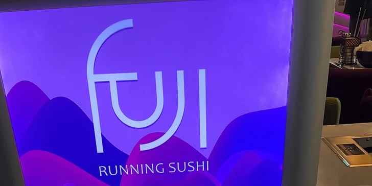 2 hodiny neomezeného hodování running sushi s grilem na stole