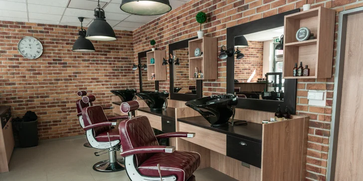 Zaparkovat můžete přímo před barber shopem.
