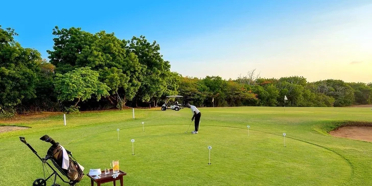 K hotelu náleží prostorné golfové hřiště, kde si můžete za poplatek zapůjčit vybavení, případně si zaplatit lekci s profi trenérem. 