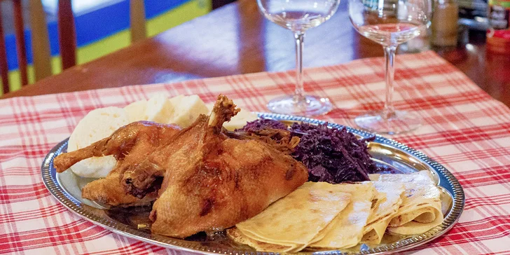 Kačacie hody pre 4 osoby (v cene 4× 1/4 pečenej kačky, 8× domáca mastená lokša, 8× domáca knedľa, 1× 800 g červená kapusta)