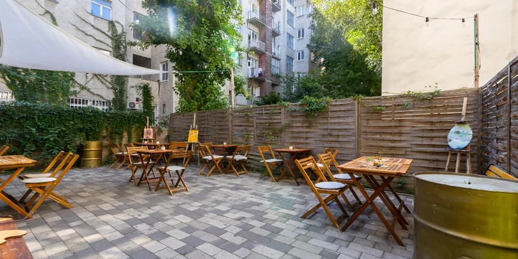 V teplých mesiacoch sa Artelier pravidelne rozšíri o nádhernú terasu vo vnútrobloku