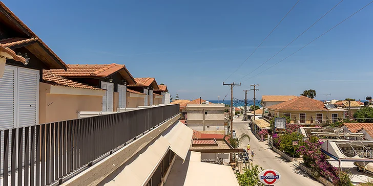 Pokoje jsou vybaveny terasou nebo balkonem.