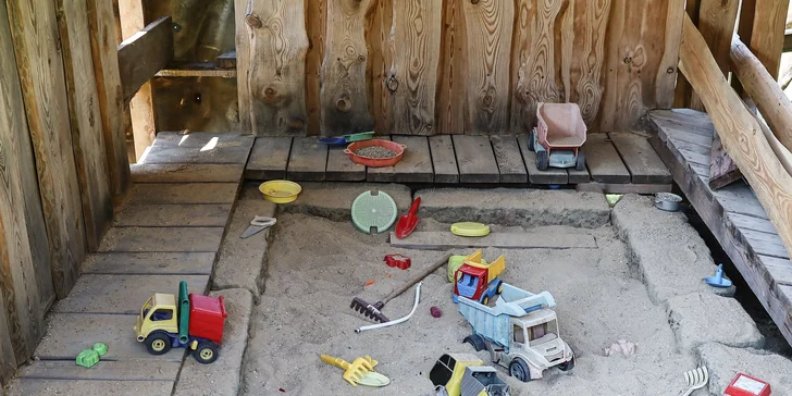 Dětské pískoviště, chráněné před sluncem i deštěm, stejně tak trampolína.