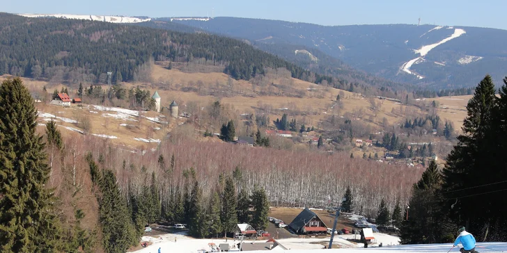Letošní novinkou je večerní lyžování na 2 sjezdovkách a 2 vlecích zároveň. 