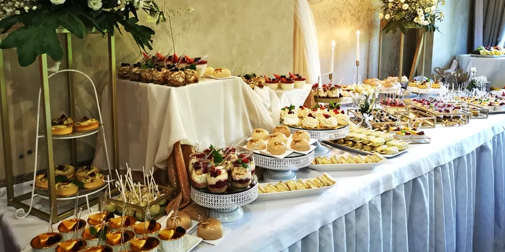 Každé ráno si při bufetové snídani na talířek naložíte, co jen hrdlo ráčí. 