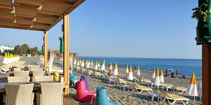 Hotel leží pouhých 40 m od soukromé písečné pláže s pozvolným vstupem do moře.
