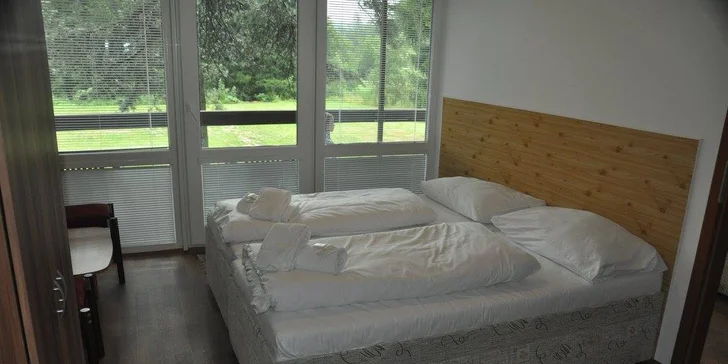 Ubytujete se v jednoduše zařízeném pokoji v prvním nebo druhém poschodí.