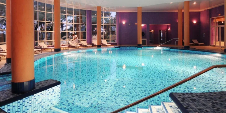 Uvnitř wellness centra se nachází unikátní thalassoterapeutický krytý bazén s mořskou vodou.
