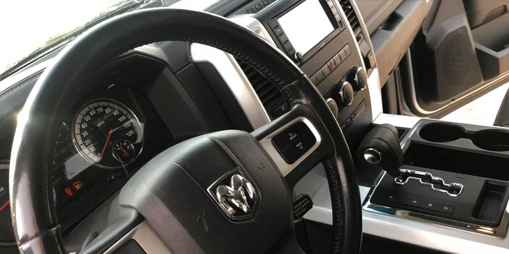 Dodge má délku téměř 6 m, automatickou převodovku, kožené sedačky a burácivý upravený výfuk.