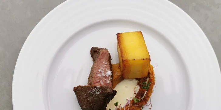 Jedním z hlavních chodů bude hovězí brisket s dýňovým pyré, granolou a bramborovým fondantem.