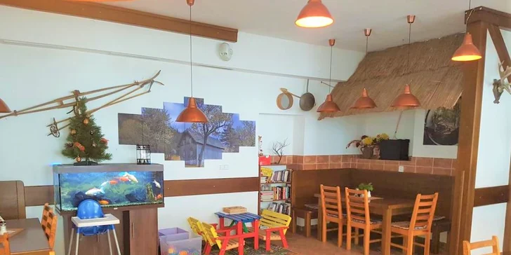 Pokud přijedete s dětmi, rozhodně se tu nebudou nudit – v hotelové restauraci je dětský koutek, venku je houpačka, pískoviště nebo třeba trampolína.