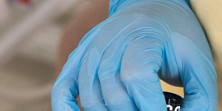 Na záver procedúry sa aplikuje výživný olejček na okolie nechtov a hydratačný krém.