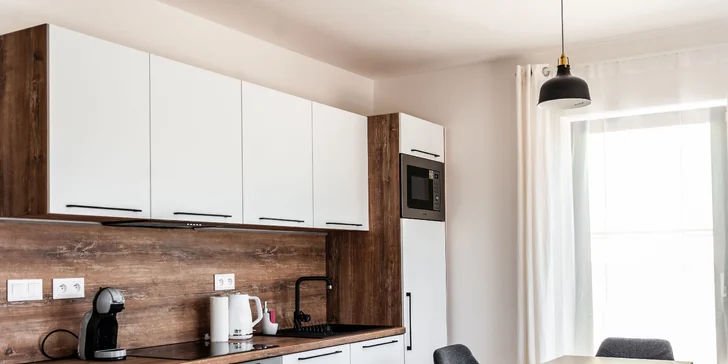 Kuchyň v jednopokojovém apartmánu.