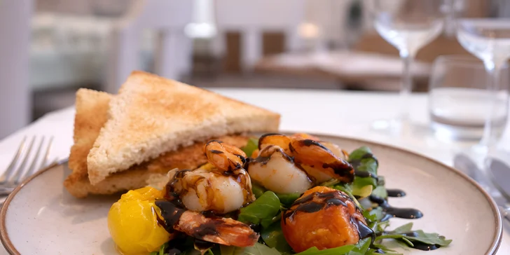 Menu zahájí krevety restované na másle s rajčaty v doprovodu křupavého toastu.