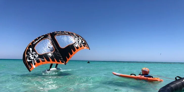 Kurz wing-boardingu na longboardu nebo kolečkových bruslích: příprava na jízdu na vodě