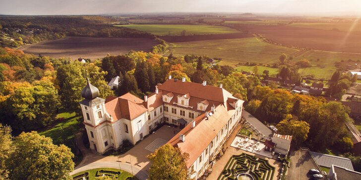 Romantika u zámku Loučeň: jídlo, bazén, prohlídka zámku i labyrintárium