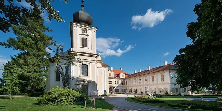 Romantika u zámku Loučeň s večeří, neomezeným bazénem i vstupem do bludiště