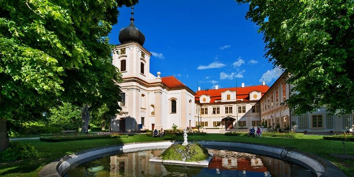 Pobyt u zámku Loučeň: jídlo, bazén, prohlídka zámku i labyrintárium