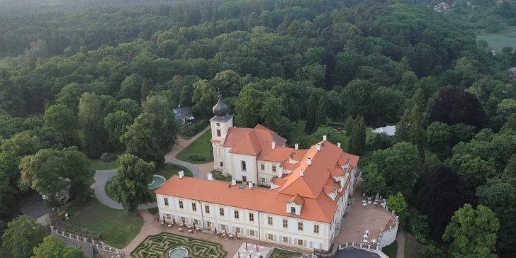 Romantika u zámku Loučeň s večeří, neomezeným bazénem i vstupem do bludiště