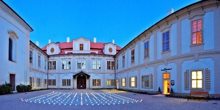 Romantika u zámku Loučeň s večeří, neomezeným bazénem i vstupem do bludiště