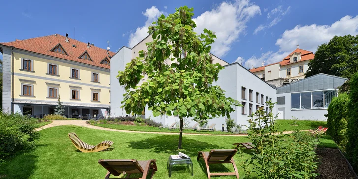 Zámecký pobyt: dobré jídlo, zámecký park s unikátním labyrintáriem i bazén