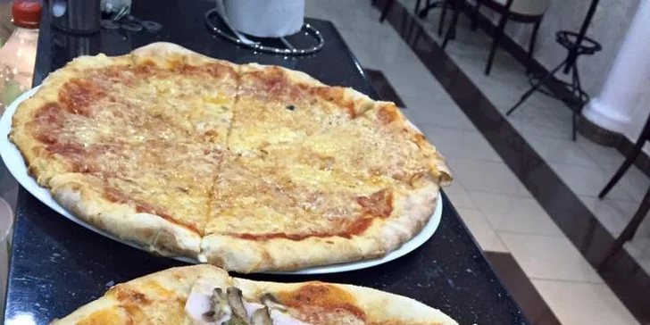 Křupavá pizza o průměru 32 či 50 cm: šunková, žampionová i tuňáková