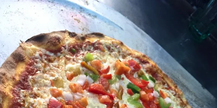 Křupavá pizza o průměru 32 či 50 cm: šunková, žampionová i tuňáková