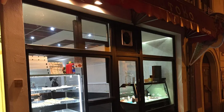 Křupavá pizza o průměru 32 či 50 cm: šunková, žampionová i tuňáková