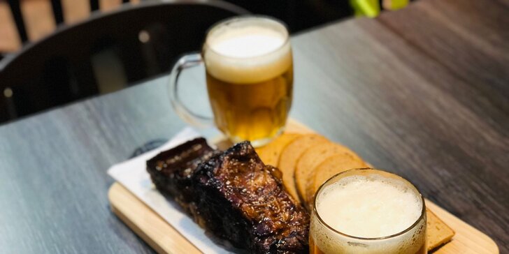 Pochoutka pro masožravce: hovězí žebra v BBQ omáčce s chlebem a pivo pro 1 i 2 osoby