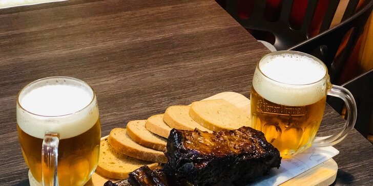 Pochoutka pro masožravce: hovězí žebra v BBQ omáčce s chlebem a pivo pro 1 i 2 osoby