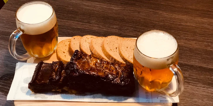 Pochoutka pro masožravce: hovězí žebra v BBQ omáčce s chlebem a pivo pro 1 i 2 osoby