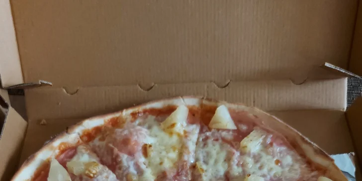 Dvě křupavé pizzy o průměru 32 cm na odnos s sebou a limonáda