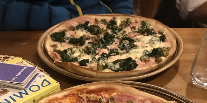 Dvě křupavé pizzy o průměru 32 cm na odnos s sebou a limonáda