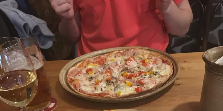 Dvě křupavé pizzy o průměru 32 cm na odnos s sebou a limonáda