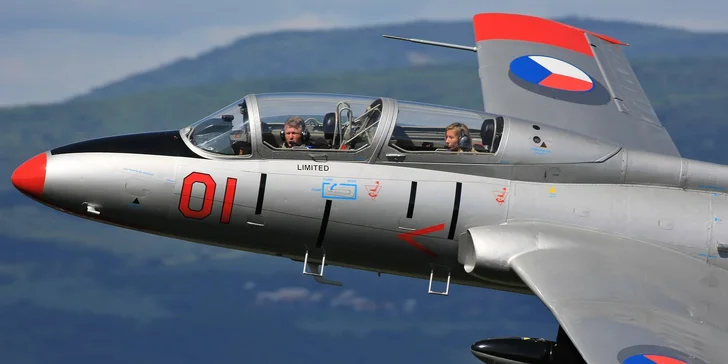 Pak už se jde na věc! Spustí se motor, proběhne motorová zkouška a rolování na vzlet, vzlet a samotný let.
