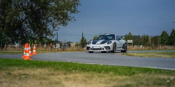 Jízda ve Ferrari, Lamborghini, Porsche, Nissanu či rally taxi Ford a závodní simulátor ve virtuální realitě